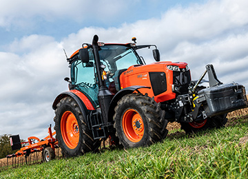 Ciągnik rolniczy Kubota M6001 podczas prac w polu