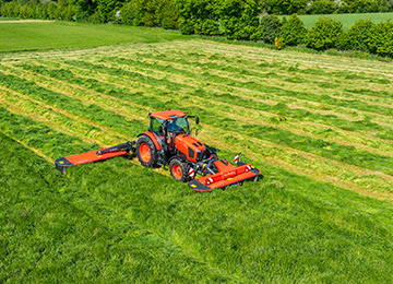 Ciągnik rolniczy Kubota M6001 w dużym gospodarstwie rolnym