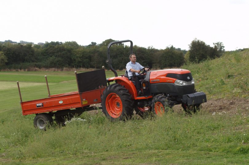 Kubota L040 z przyczepą