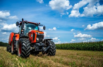 Ciągnik Kubota podczas żniw kukurydzy