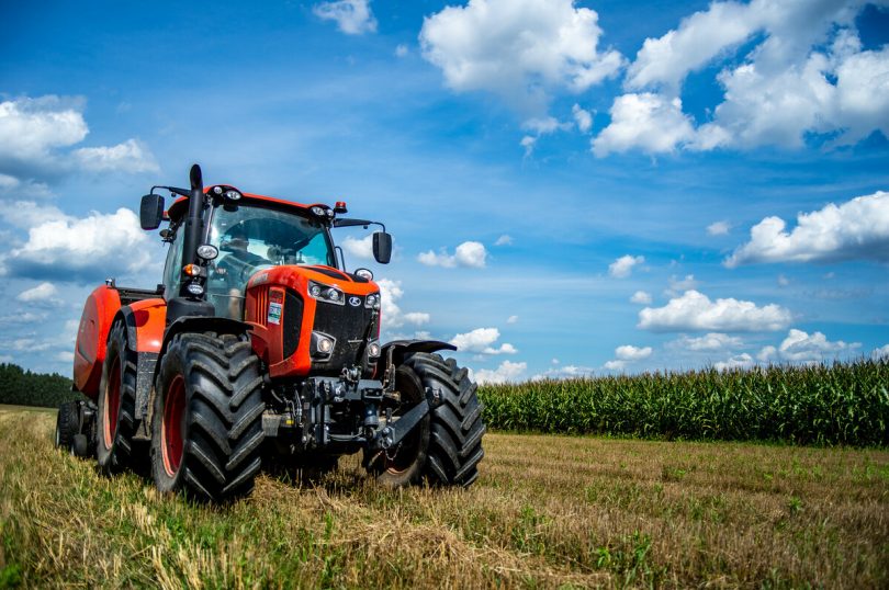 Ciągnik Kubota podczas żniw kukurydzy