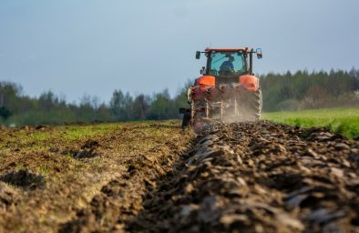 Ciągnik Kubota podczas orki