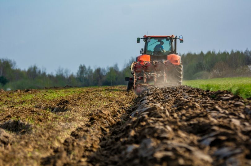 Ciągnik Kubota podczas orki