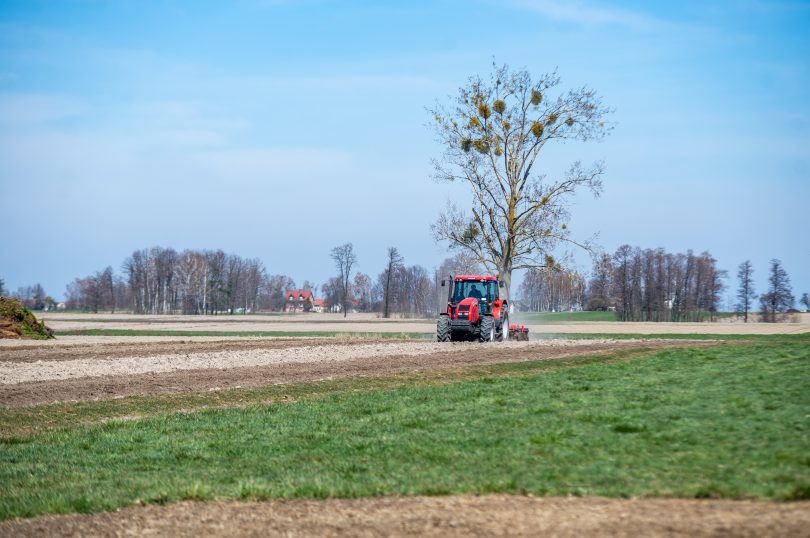 Ciągnik Kubota w polu