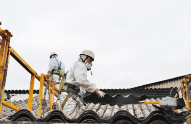 Trabajadores de amianto retirando tejado
